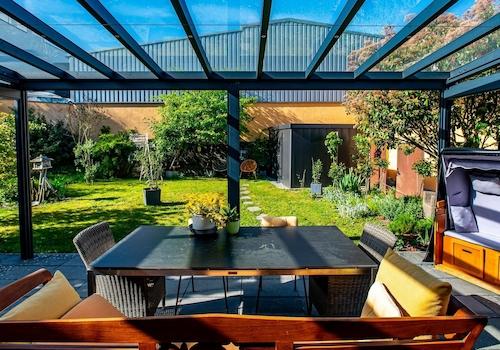 Blick Pergola in Garten ff.