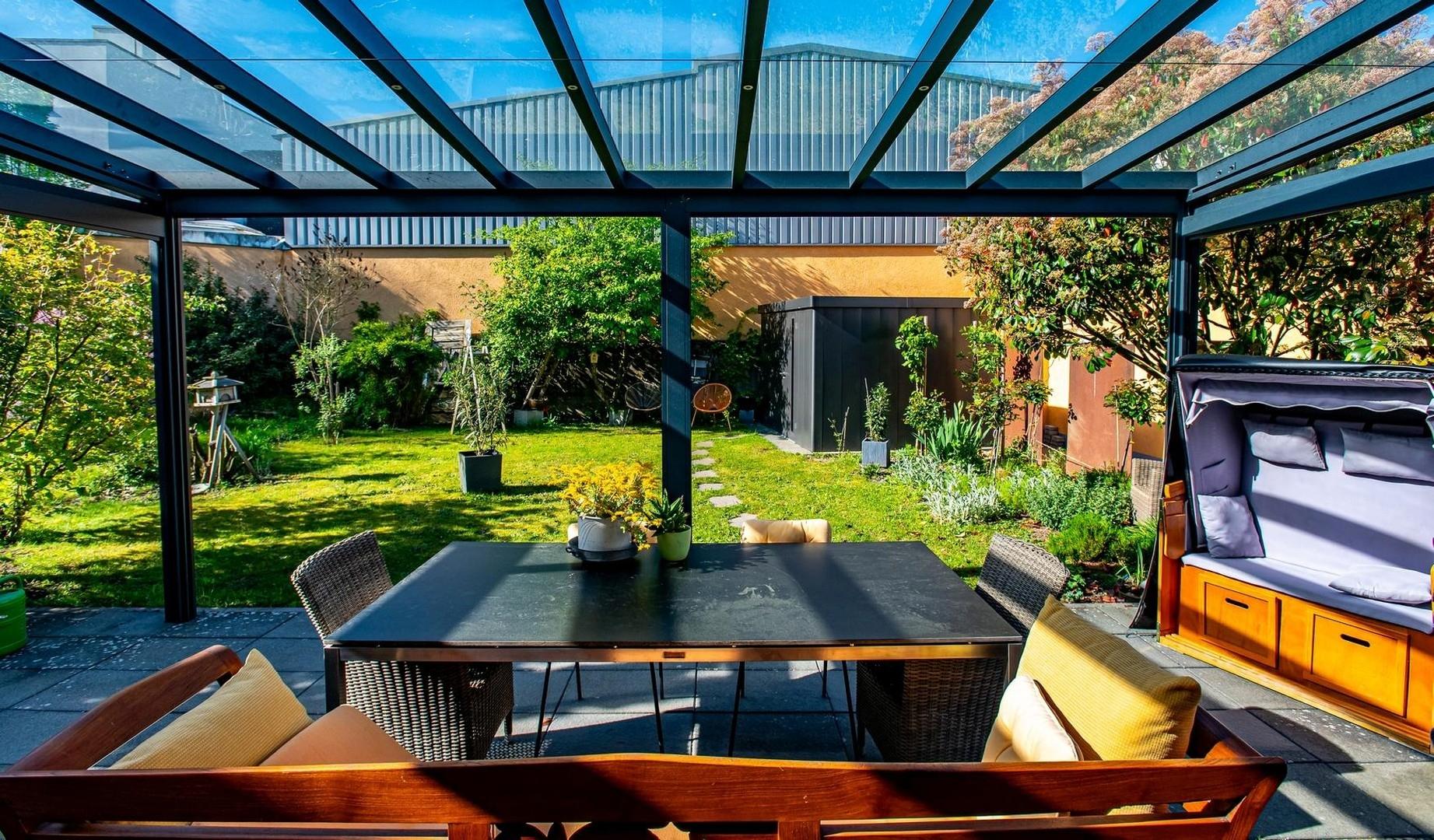 Blick Pergola in Garten ff.