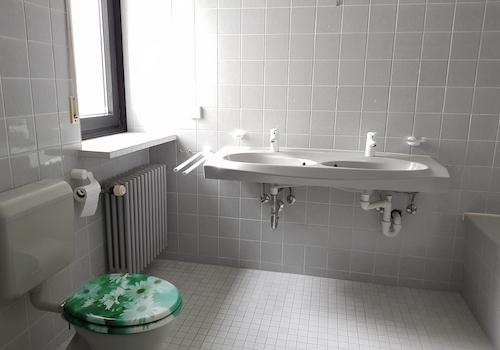 Bad mit Wanne und Dusche