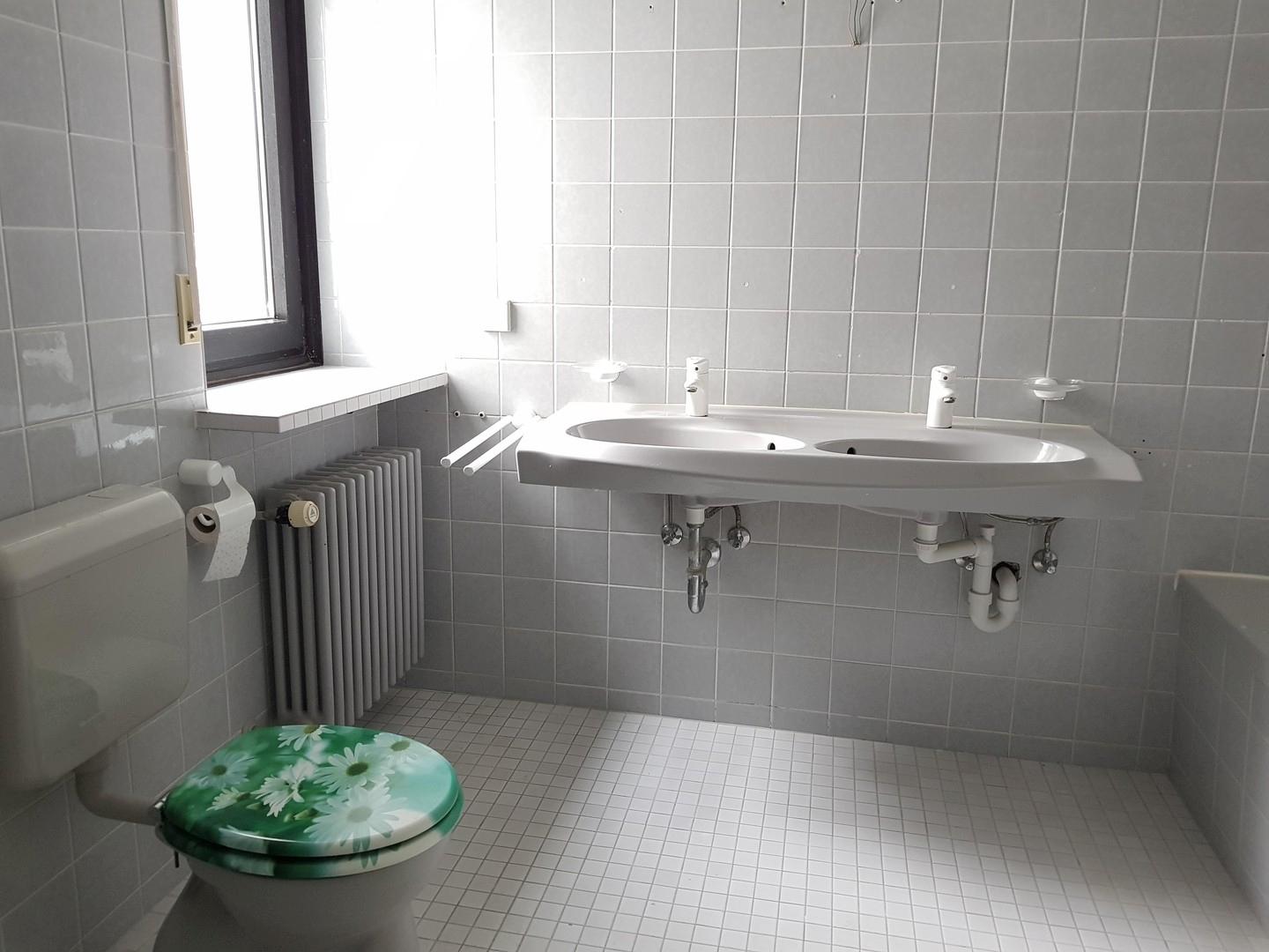 Bad mit Wanne und Dusche