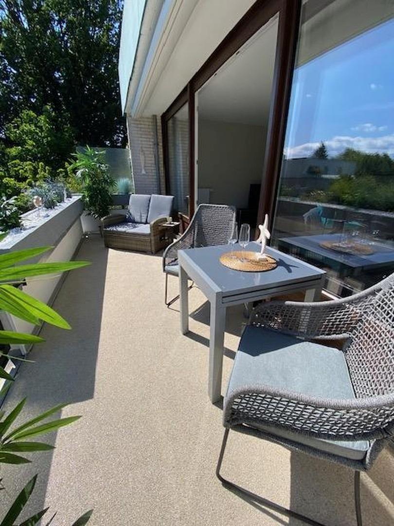 Großer Balkon mit Markise