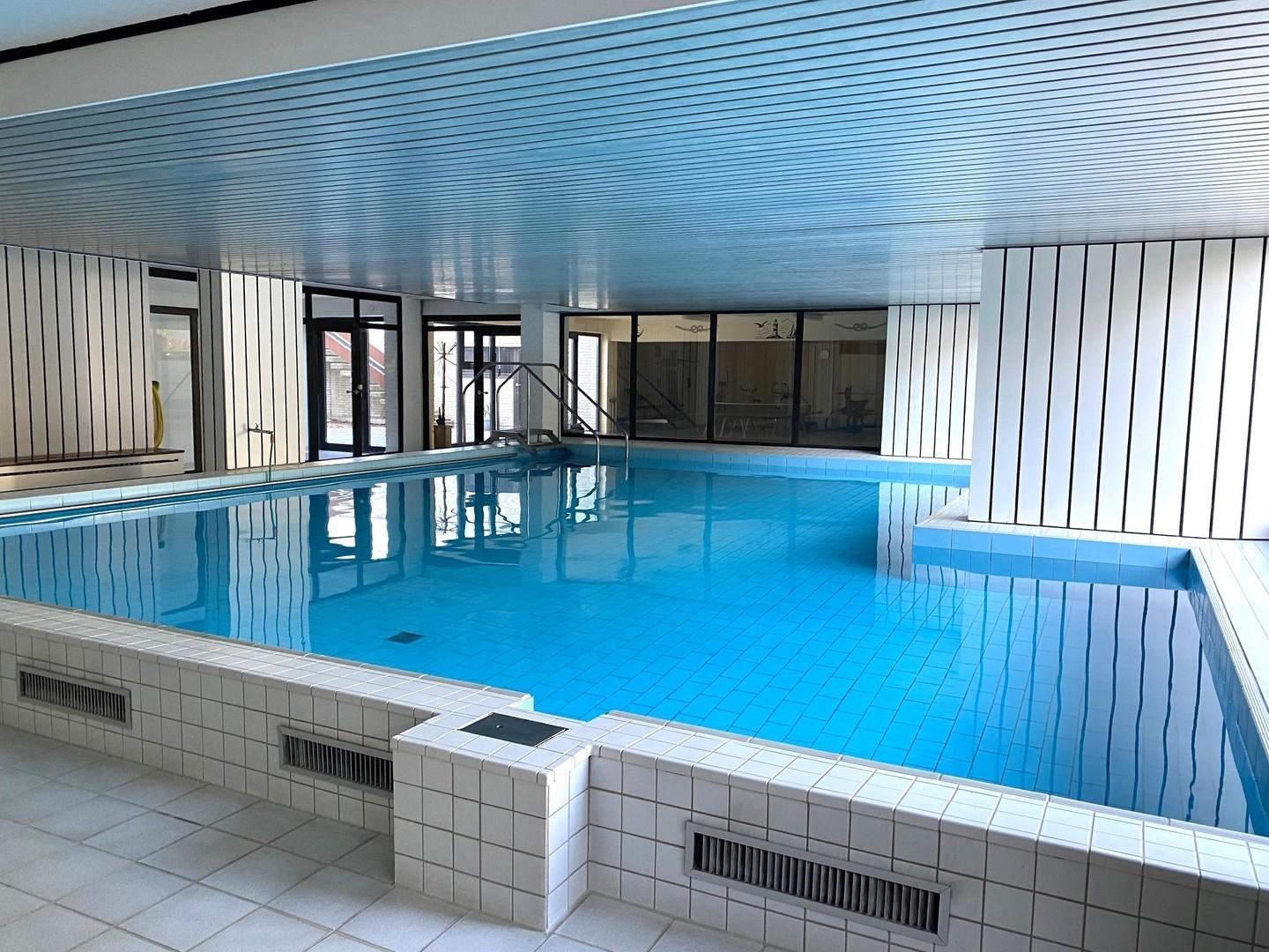 Heller Innenpool