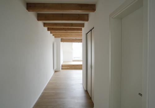 Flur untere Ebene zum Balkon