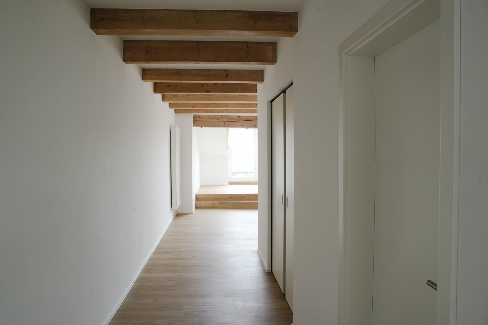 Flur untere Ebene zum Balkon