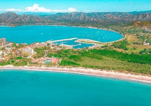 Flamingo Beach und Yachthafen