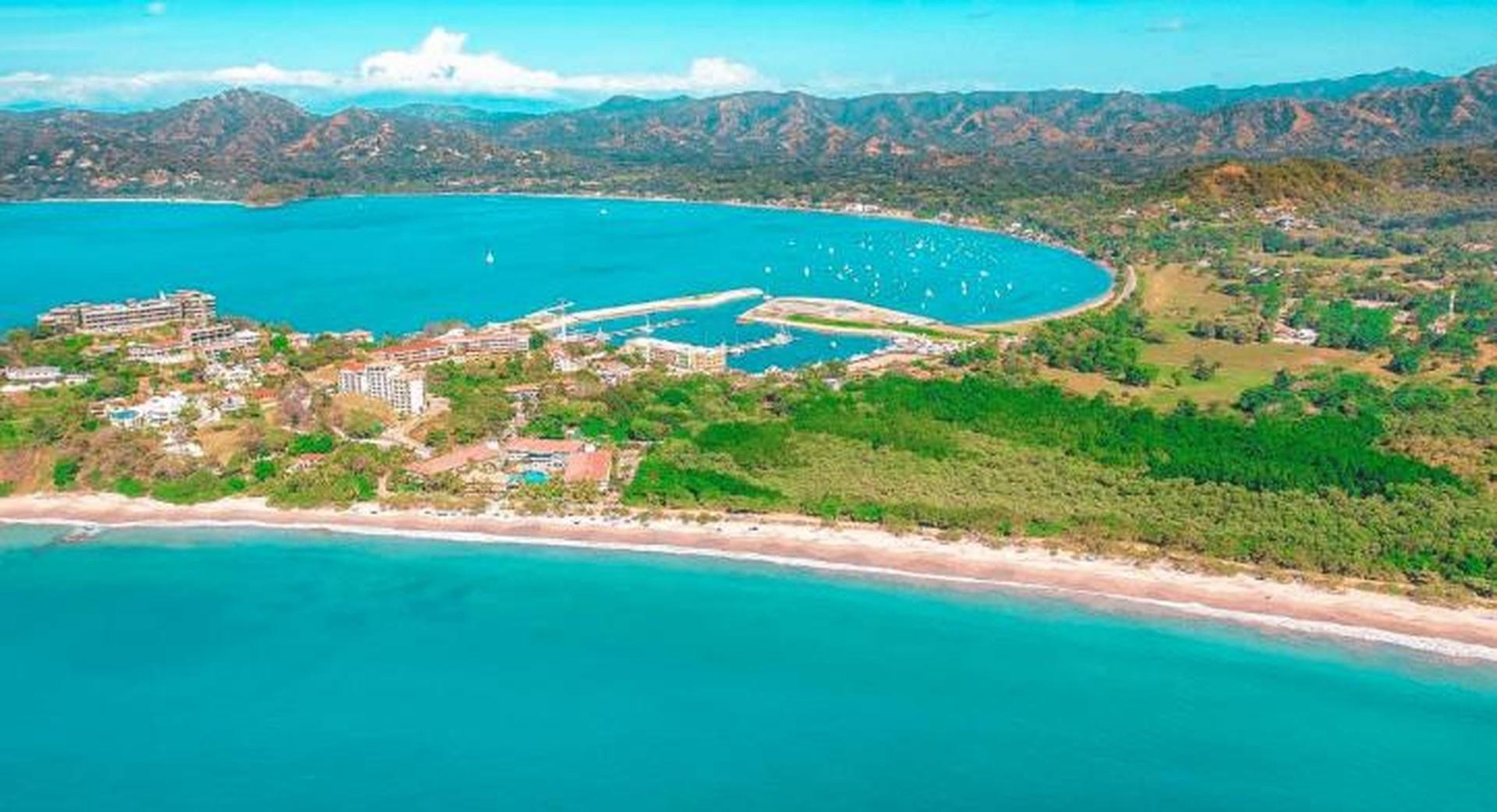 Flamingo Beach und Yachthafen