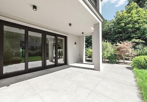 Große sonnige Südterrasse