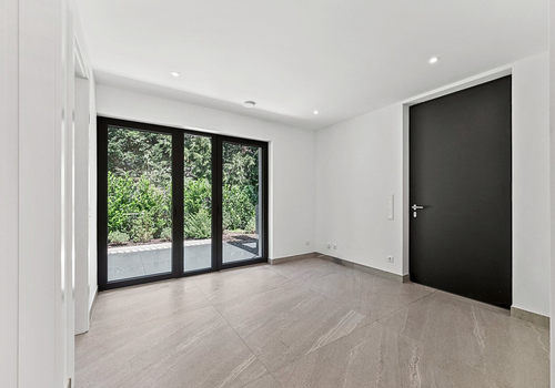 Einladendes Foyer mit Terrasse