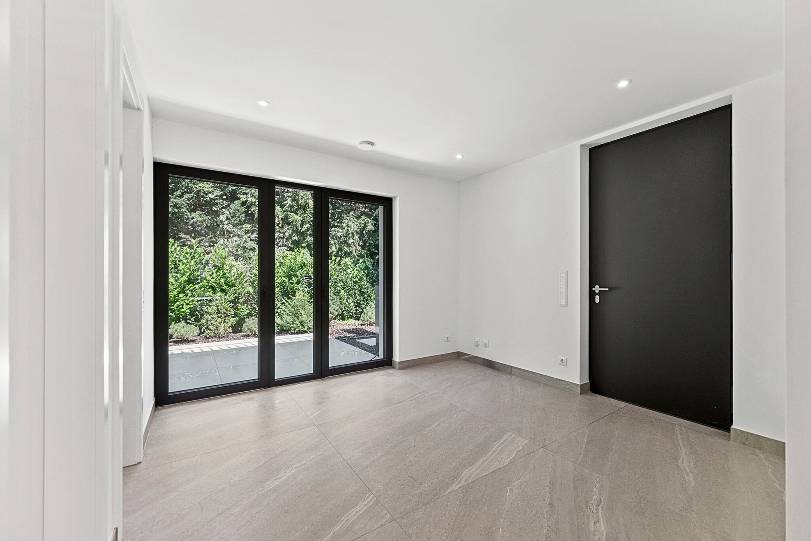 Einladendes Foyer mit Terrasse