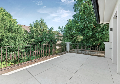 Große rückseitige Dachterrasse