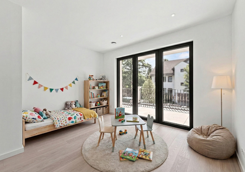 Kinderzimmer mit Balkon im OG