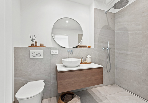 Weiteres Bad mit Dusche im OG