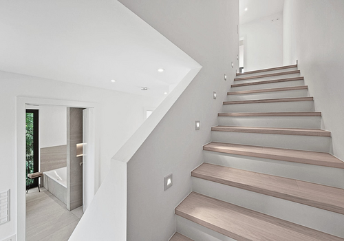 Treppen mit Stufen-Beleuchtung