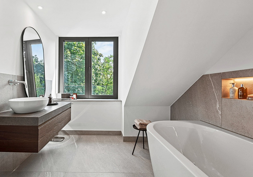 Stylische Badewanne im DG