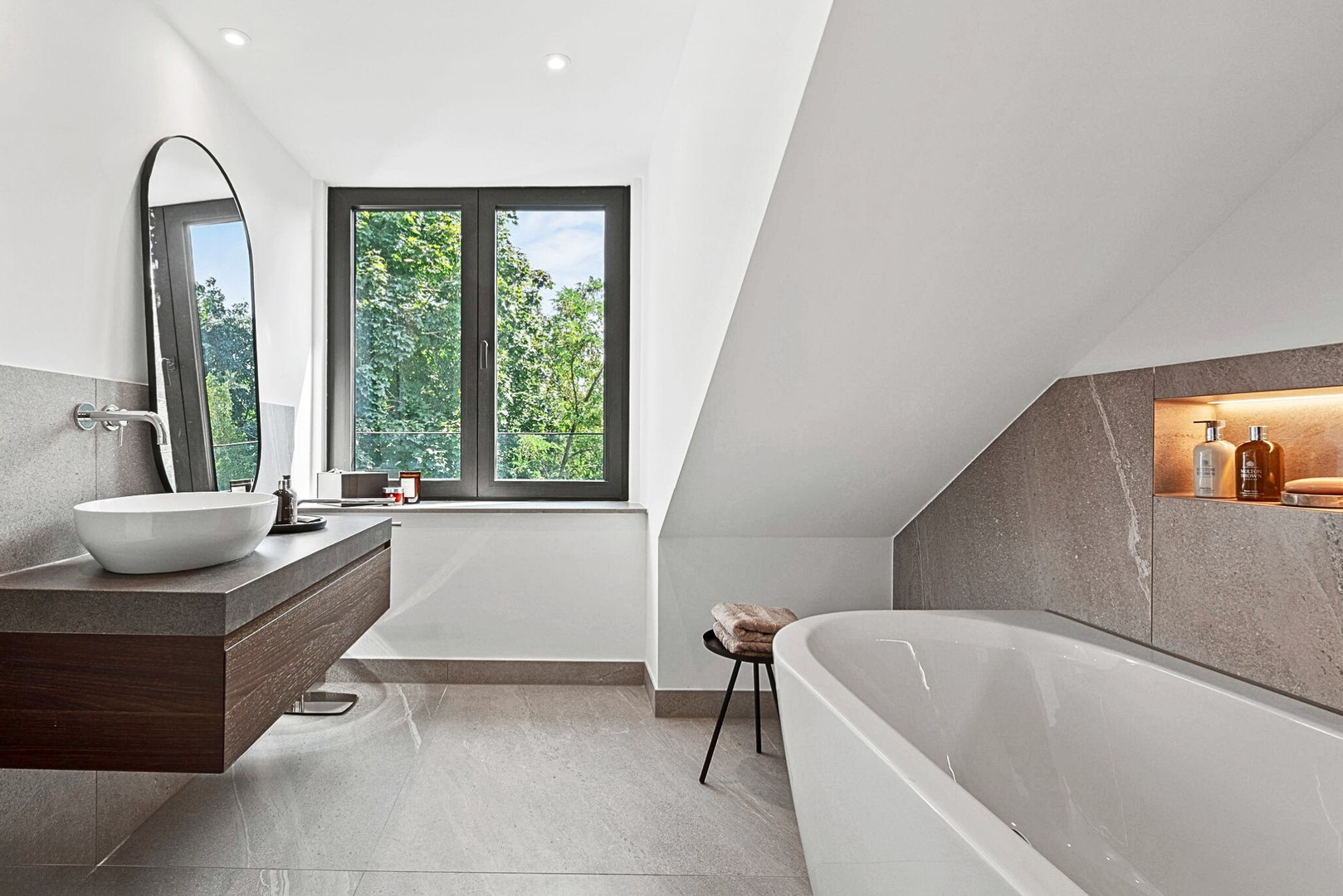 Stylische Badewanne im DG