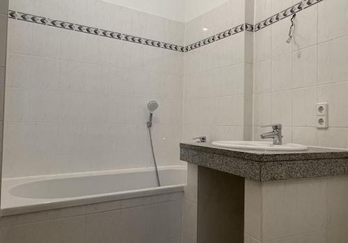 Das Bad: Wanne, Waschtisch...