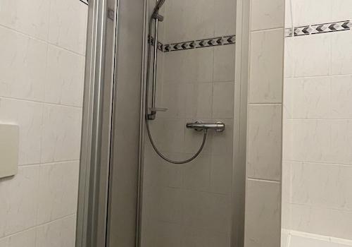 ...Dusche und WC!