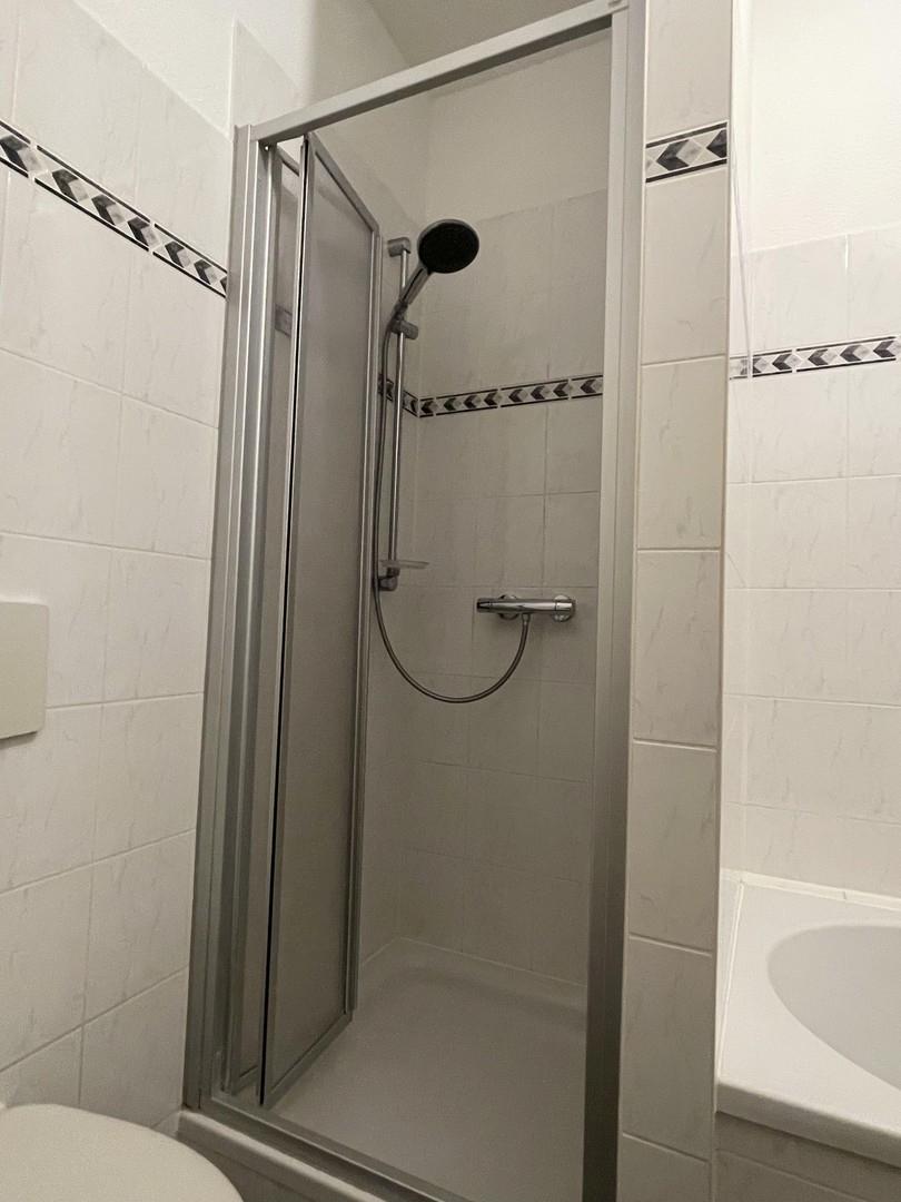 ...Dusche und WC!