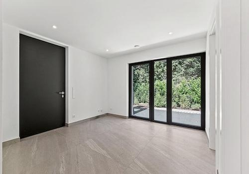 Einladendes Foyer mit Terrasse