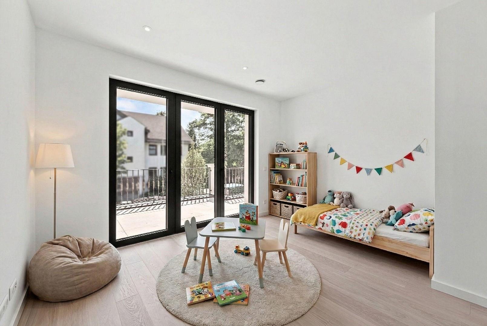 Kinderzimmer mit Balkon im OG