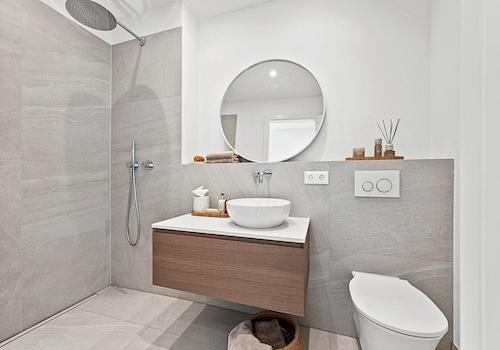 Weiteres Bad mit Dusche im OG
