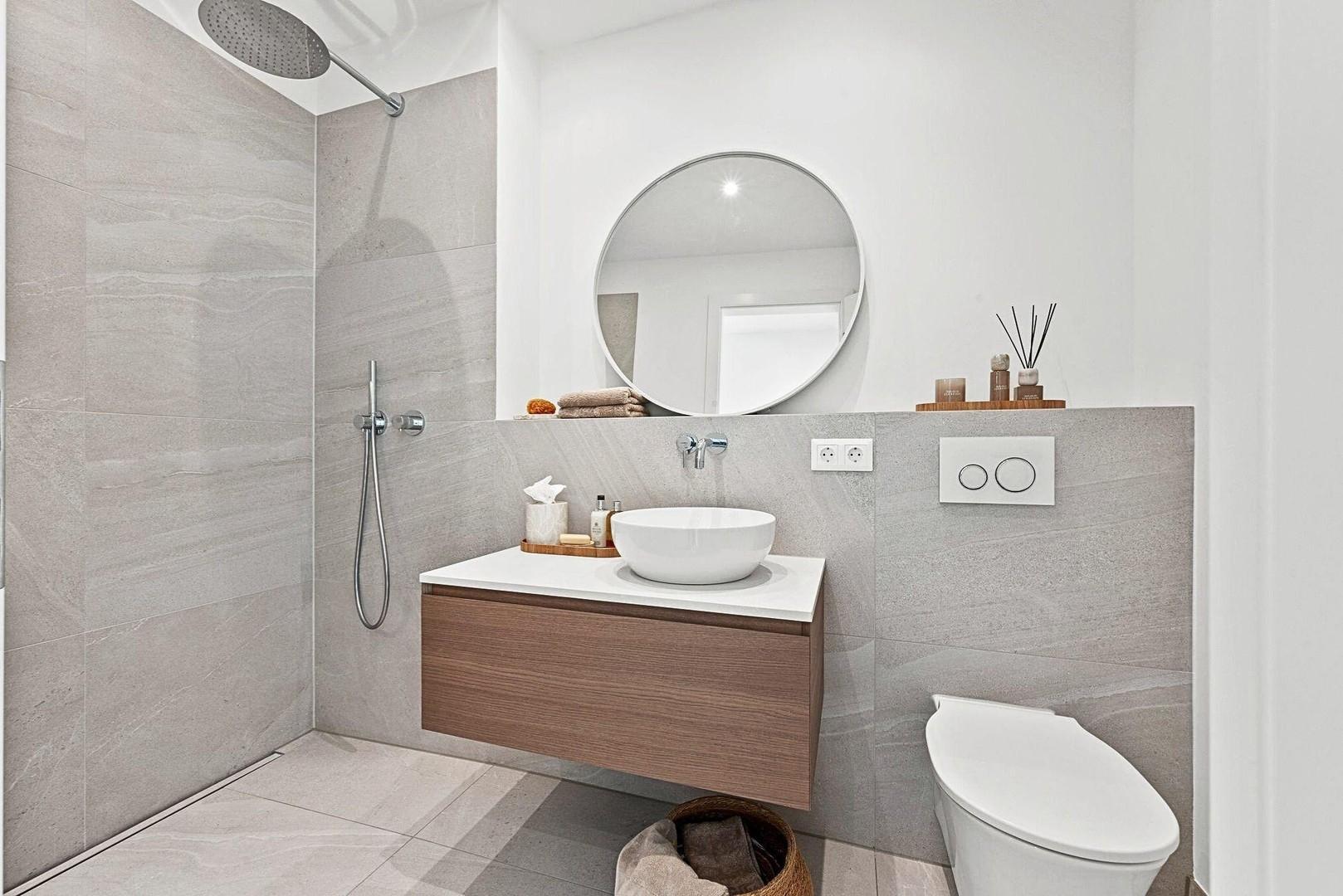 Weiteres Bad mit Dusche im OG