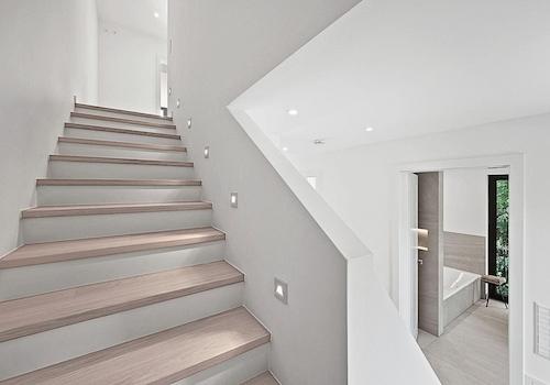 Treppen mit Stufen-Beleuchtung