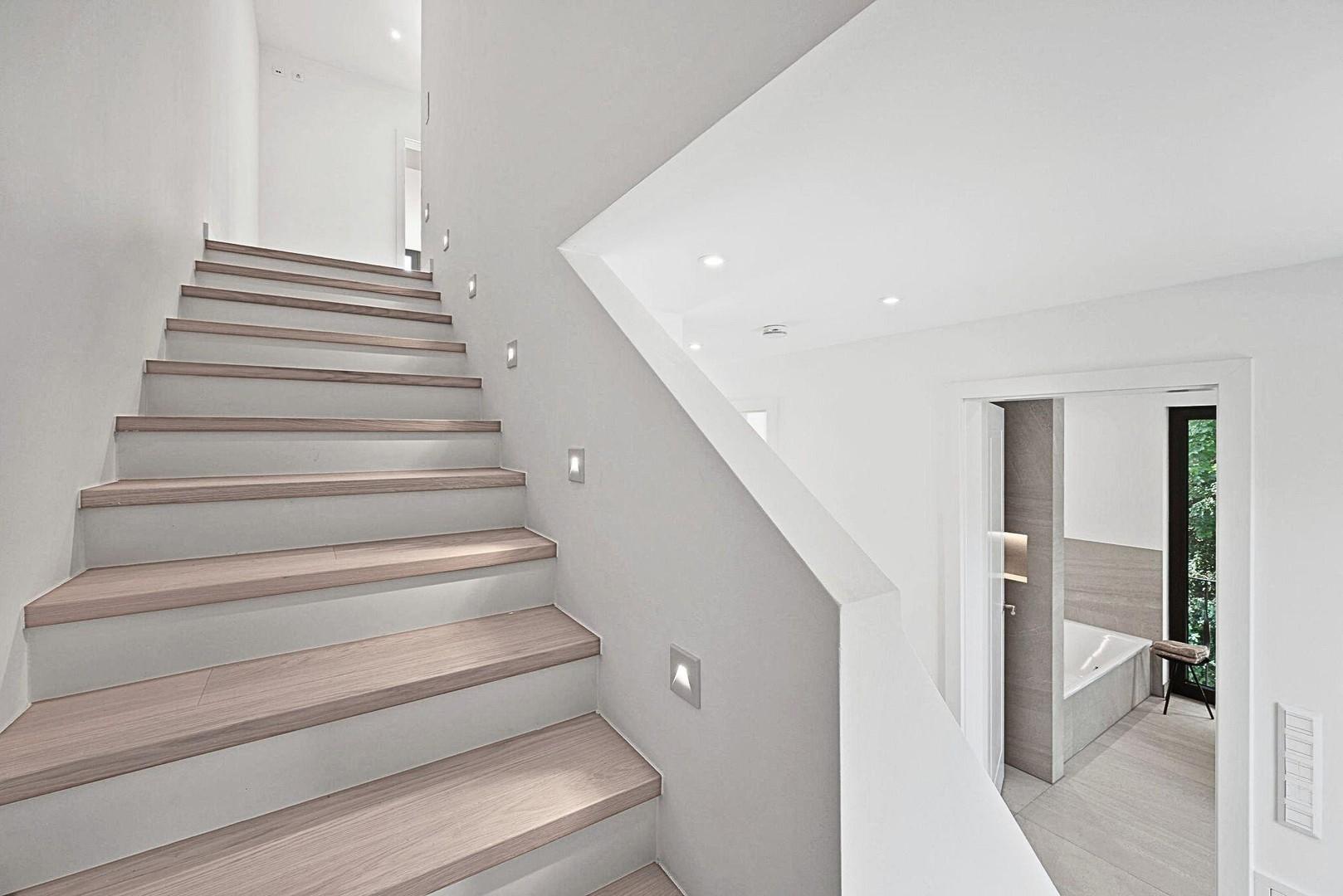 Treppen mit Stufen-Beleuchtung