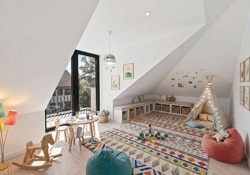 Kinderzimmer mit Balkon im DG