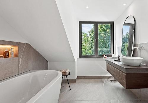 Stylische Badewanne im DG