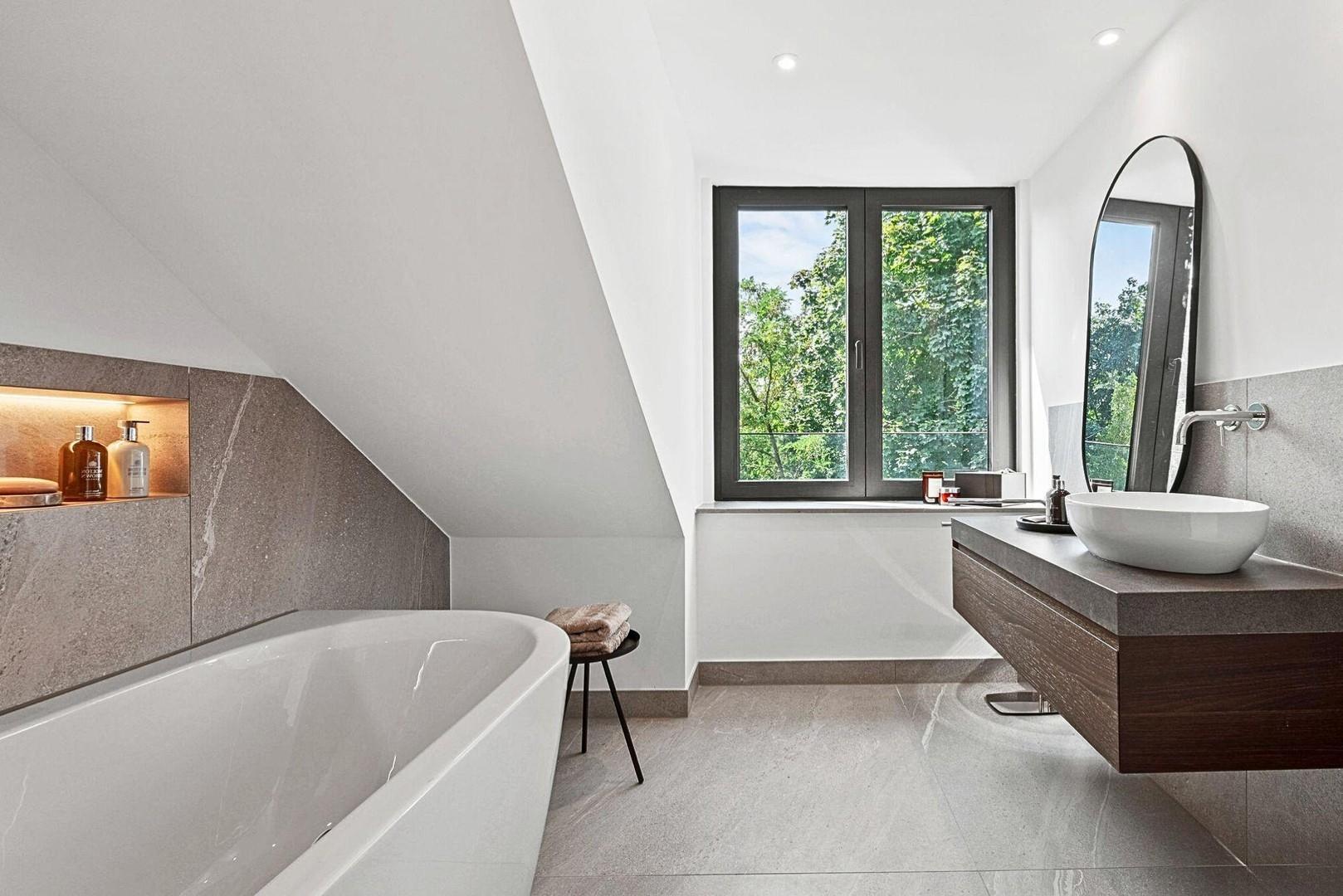 Stylische Badewanne im DG