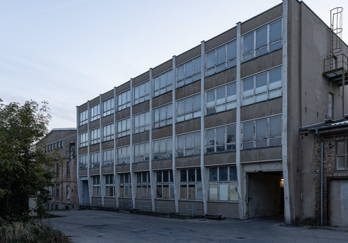 nebenstehendes (Büro)Gebäude
