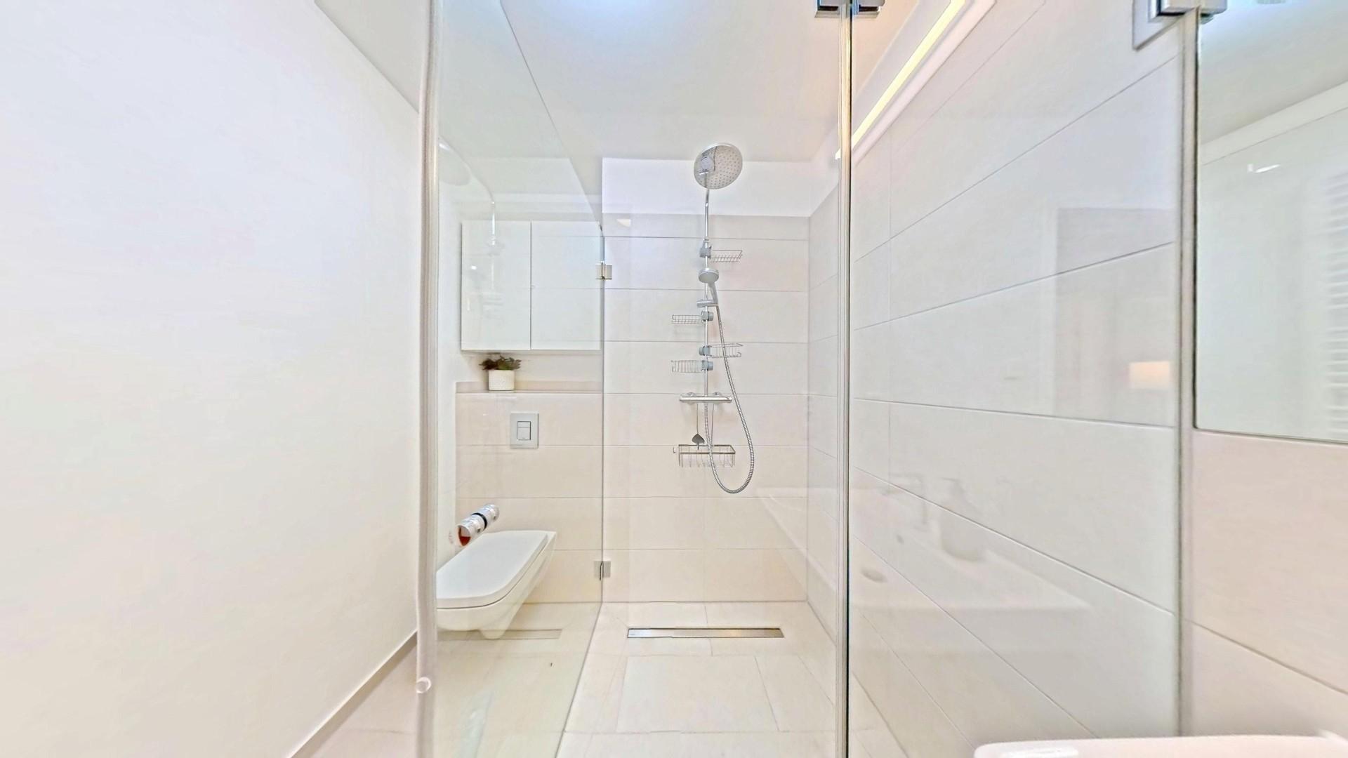Bad: Toilette / Dusche