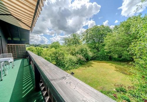 Großzügiger Balkon mit Gartenblick