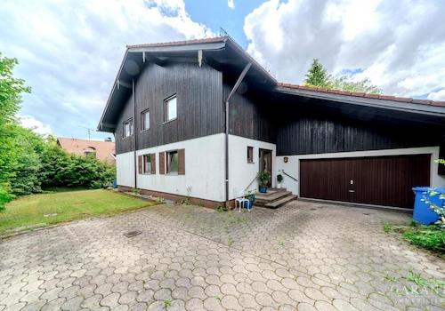 Außenansicht mit Garage