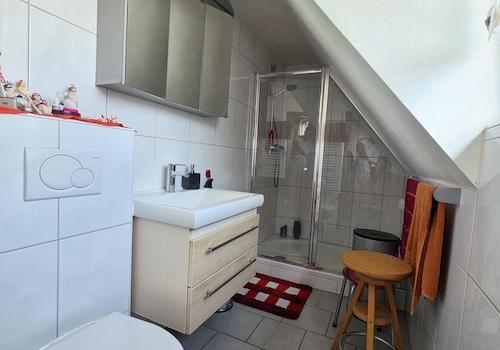 Bad mit Dusche und WC
