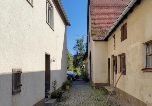 Weg zwischen Haus und Nebengebäude