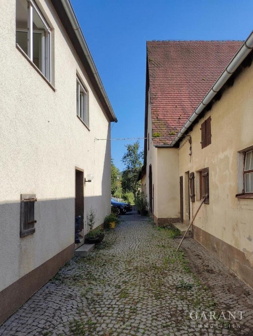 Weg zwischen Haus und Nebengebäude
