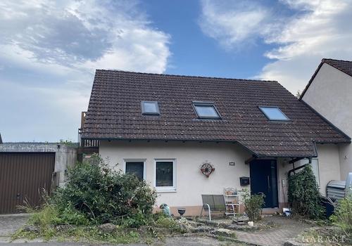 Haus mit Eingang links Garage