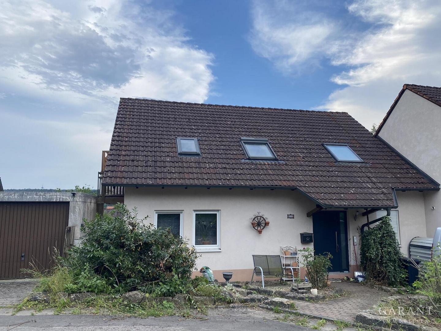 Haus mit Eingang links Garage