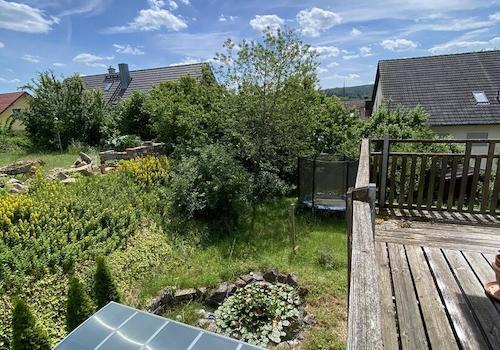Terrasse mit Blick in den Garten