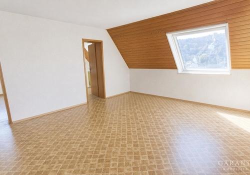 Wohnzimmer mit KI leer geräumt