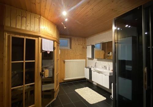 Wellnessbereich mit Sauna und Deluxe Dusche