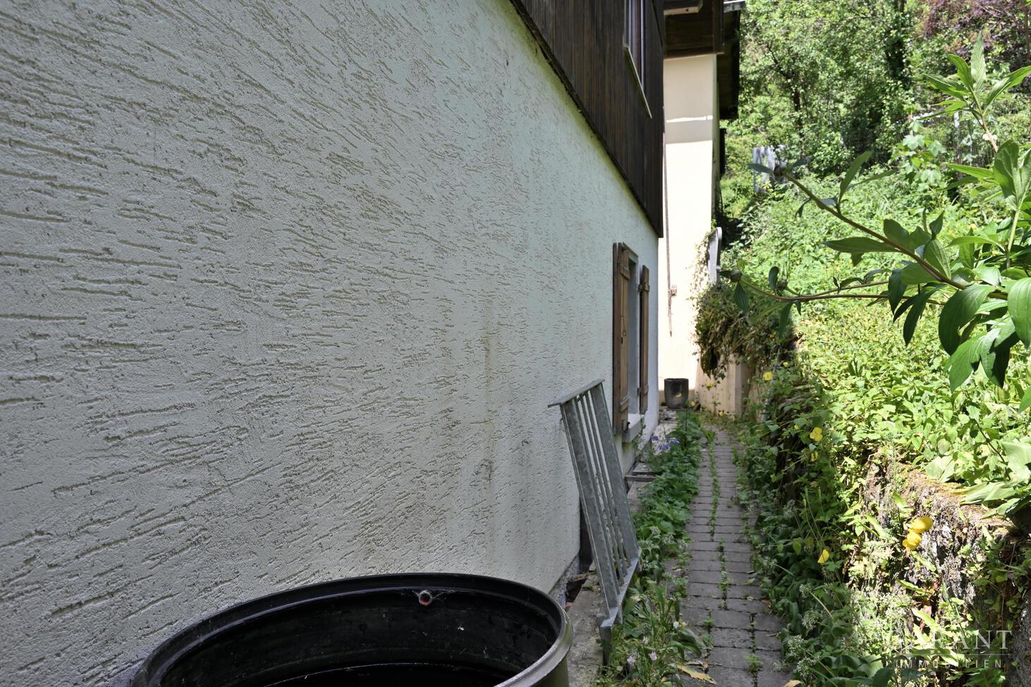 Ums Haus rum
