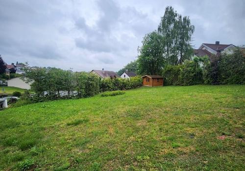 Baugrund mit Gartenhütte