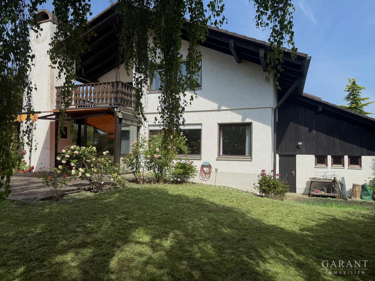 Blick vom Garten zur Terrasse