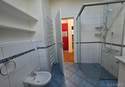 Badezimmer mit Dusche Ansicht 2