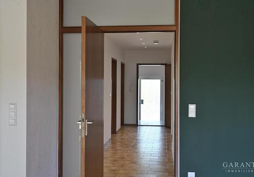 Blick vom Wohnzimmer bis zur Haustüre