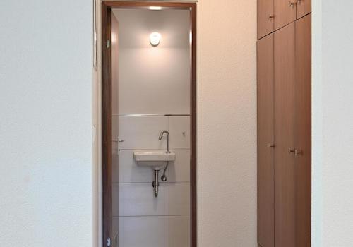 Gäste WC mit Einbauschrankgarderobe
