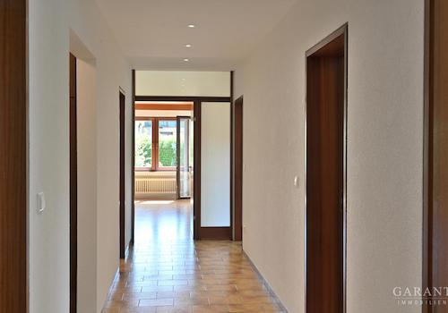 Blick in den Flur zum Wohnzimmer